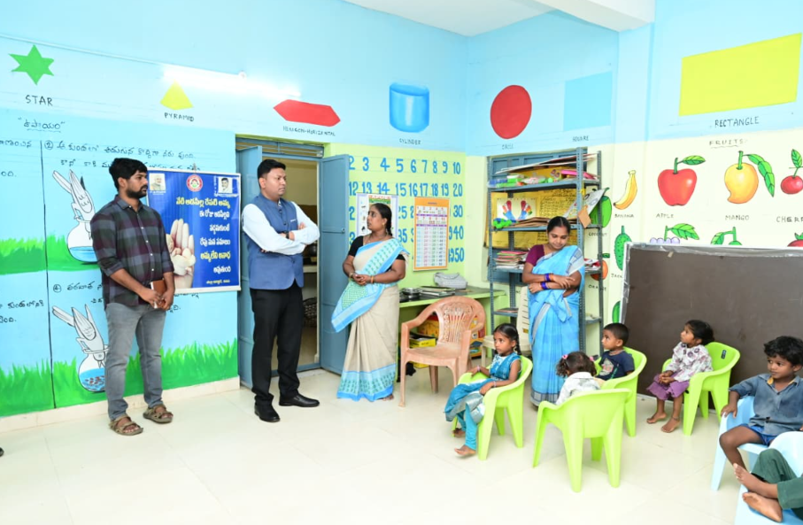చవటపల్లి రవీంద్రనగర్‌లో అంగన్‌వాడీ కేంద్రాన్ని తనిఖీ చేసిన జిల్లా కలెక్టర్ నిశాంత్ కుమార్.